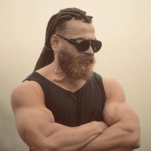 معین زد تو منو وسط این دیوونگی هل دادیا