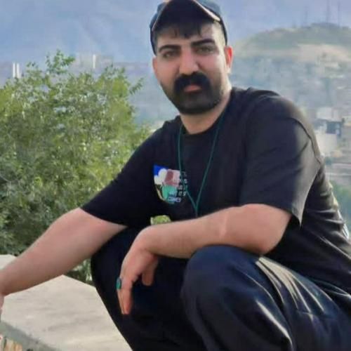 میلاد غلامی مه چهار زانو میشینم رو جعبه ی ماشینم